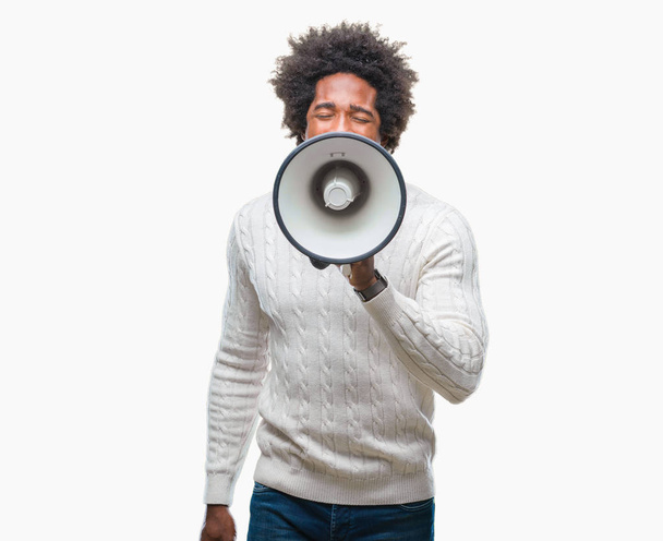 Joven guapo afroamericano negro gritando a través de megáfono
 - Foto, Imagen