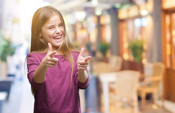 Krásná mladá dívka izolované pozadí ukazovat prstem na kameru s šťastný a legrační obličej. Dobrá energie a vibrace. - Fotografie, Obrázek