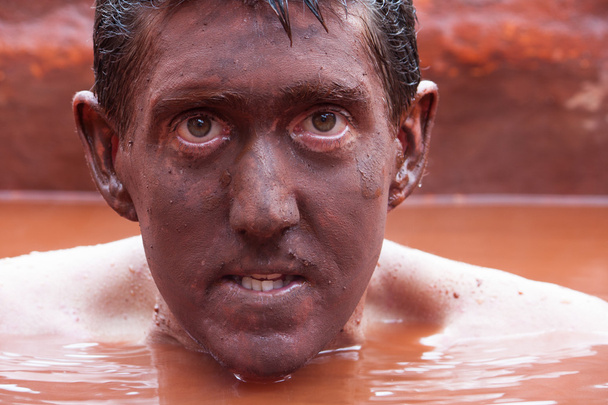 Человек из красной грязи
 - Фото, изображение