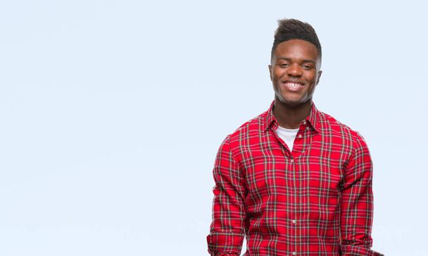 Hombre afroamericano joven sobre fondo aislado con una sonrisa feliz y fresca en la cara. Persona afortunada
. - Foto, Imagen