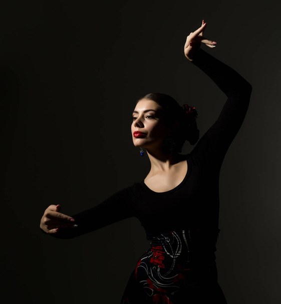 flamenco dancer on a dark background. spanish girl flamenco dancer - Foto, afbeelding