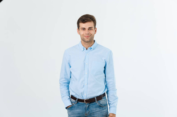 Retrato de hombre guapo de moda feliz en jeans y camisa azul mira a la cámara
 - Foto, Imagen