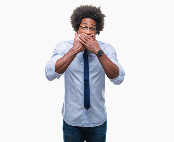 Afro amerikai üzletember szemüveg viselése alatt elszigetelt döbbenve, száj, kezével a hiba, amely a háttérben. Titkos koncepció. - Fotó, kép