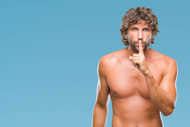 Pohledný model hispánský muž sexy a košili izolované pozadí chce být potichu s prstem na rtech. Mlčení a tajné koncept. - Fotografie, Obrázek