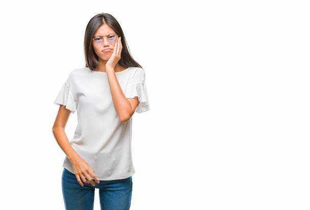 Giovane donna asiatica indossa occhiali su sfondo isolato pensando cercando stanco e annoiato con problemi di depressione con le braccia incrociate
. - Foto, immagini