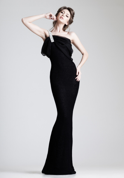 Belle femme mannequin posant en robe élégante dans le studio - Photo, image
