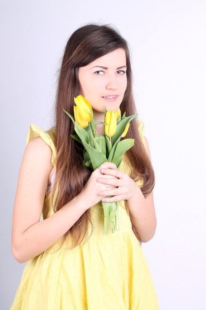 girl with yellow tulips - Foto, imagen