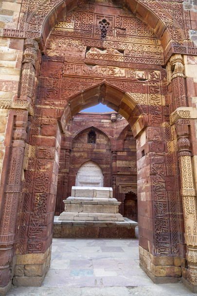 islámský hrob s nápisy na qutub minar v Dillí, Indie - Fotografie, Obrázek