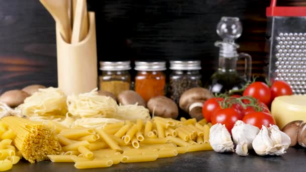 Kypsentämättömät raaka pasta vieressä tuoreita ainesosia valmis illalliselle
 - Materiaali, video