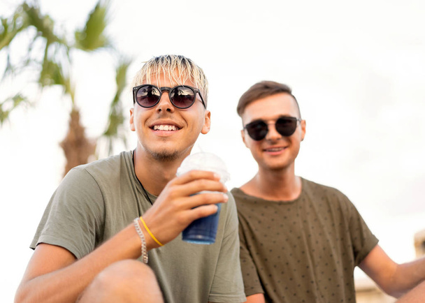 two guys drink cocktails on a tropical beach - Foto, Bild
