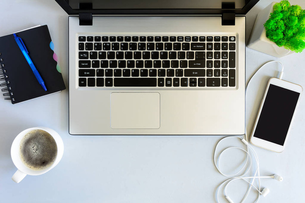 Table de bureau en bois gris avec ordinateur portable, smartphone, ordinateur portable, stylo et tasse de café. Vue de dessus. Espace de copie. Pose plate
. - Photo, image