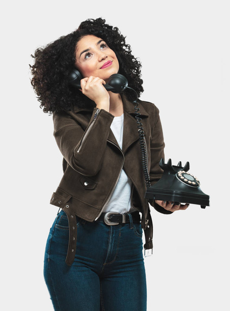 mujer joven sosteniendo un teléfono
 - Foto, Imagen