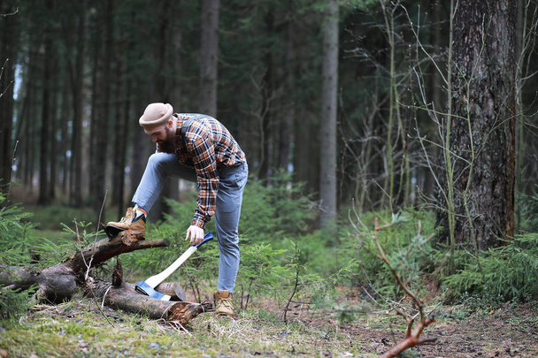 ein bärtiger Holzfäller mit einer großen Axt  - Foto, Bild
