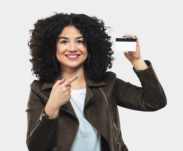 jeune femme titulaire d'une carte de crédit - Photo, image
