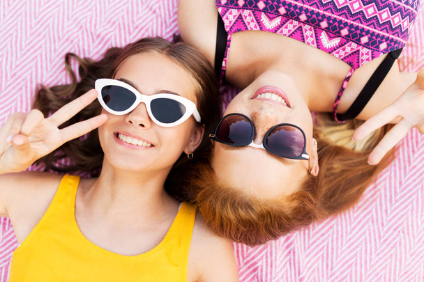 Teenager-Mädchen mit Sonnenbrille zeigen Friedenszeichen - Foto, Bild