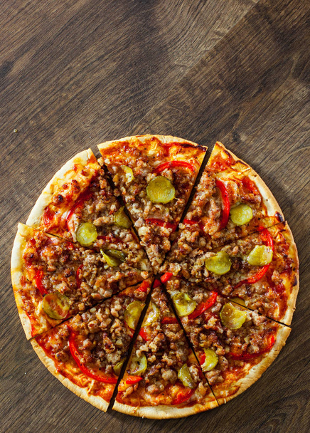モッツアレラ チーズ、ひき肉と野菜のピッツァ。木製の背景にイタリアのピザ。コピー スペース。トップ ビュー - 写真・画像