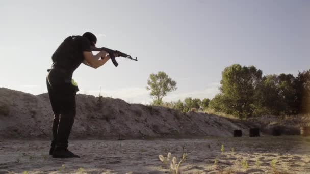 Der Wachmann ist darauf trainiert, Maschinengewehr und Pistole auf dem Schießstand abzufeuern. Zielschießen - Filmmaterial, Video