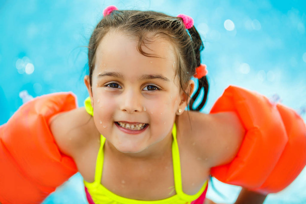 smiling little girl in swimming pool - Foto, imagen