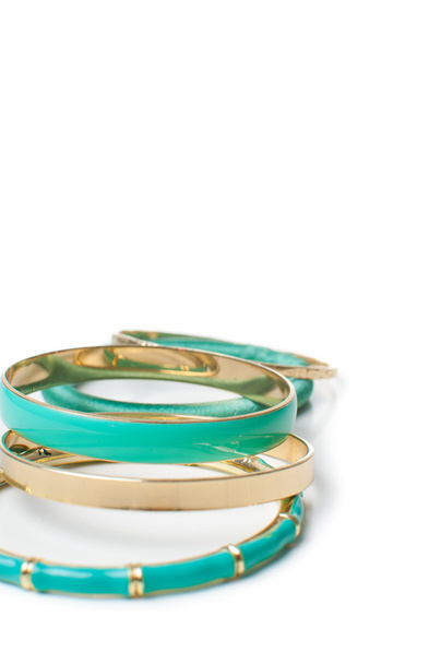 κοσμήματα, πέντε κομψή γυναικεία βραχιόλια, απομονωμένη - Φωτογραφία, εικόνα