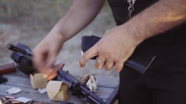 Le vigile met des balles dans le chargeur pour mitrailleuse et pistolet
 - Séquence, vidéo