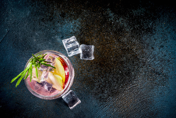 Autunno inverno cocktail alcolico stagionale mela Rosmarino bevanda, sfondo blu scuro copia spazio
 - Foto, immagini