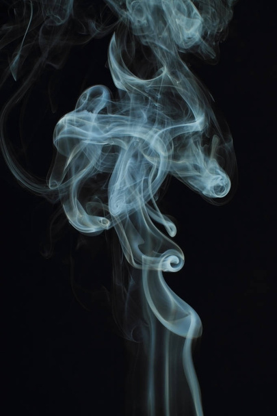 Абстрактная текстура белого дыма на черном фоне
 - Фото, изображение