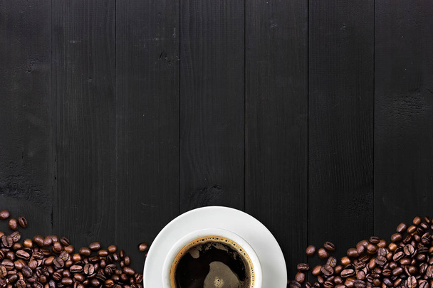 café quente no fundo de madeira preta, vista superior
 - Foto, Imagem