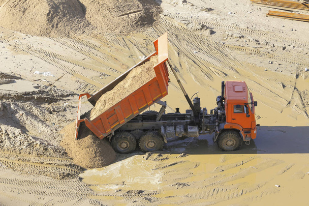 kamyonu vücuttan kum dökülen - Fotoğraf, Görsel