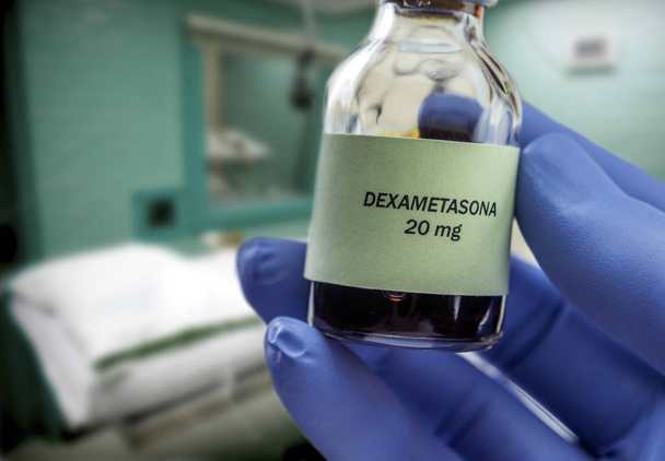 Doutor segura frasco de dexametasona em uma sala de operações, imagem conceitual
 - Foto, Imagem