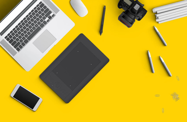 最小作業スペース: ノート パソコン、カメラ、コーヒー、カメラ、ペン、鉛筆、ノート、スマート フォン、コピー領域の背景が黄色の文房具. - 写真・画像