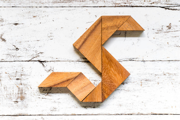 Dřevěný tangram puzzle ve tvaru sanke nebo drak na bílém pozadí - Fotografie, Obrázek