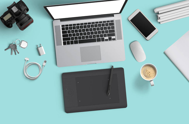 minimaler Arbeitsraum: Laptop, Kamera, Kaffee, Kamera, Stift, Bleistift, Notizbuch, Smartphone, Schreibwaren auf blauem Hintergrund für Kopierraum. - Foto, Bild