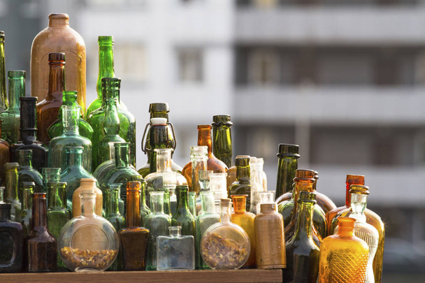 viejas botellas de vidrio de diferentes colores y tamaños
 - Foto, Imagen