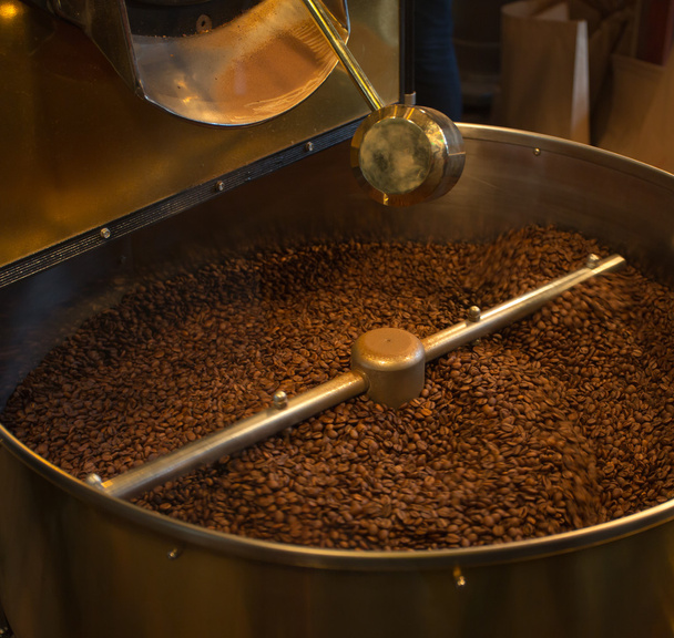 コーヒー豆を炒る - 写真・画像