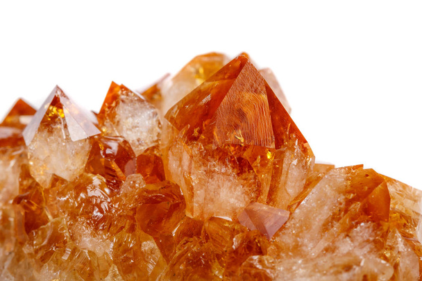 Piedra mineral macro Citrina en roca en cristales sobre fondo blanco de cerca
 - Foto, imagen