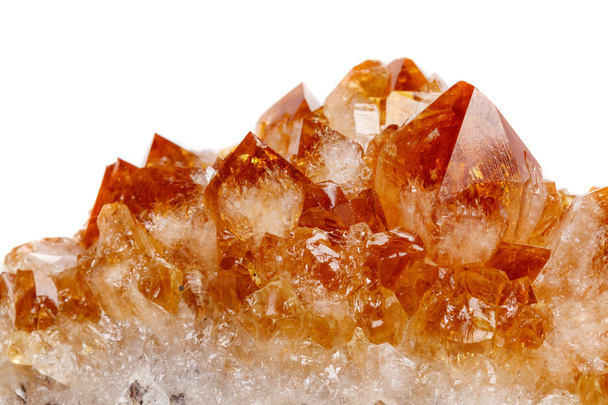 Piedra mineral macro Citrina en roca en cristales sobre fondo blanco de cerca
 - Foto, Imagen