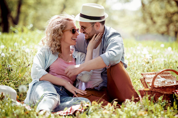 Mujer bonita disfrutando con su novio en el picnic en el parque de verano
. - Foto, Imagen