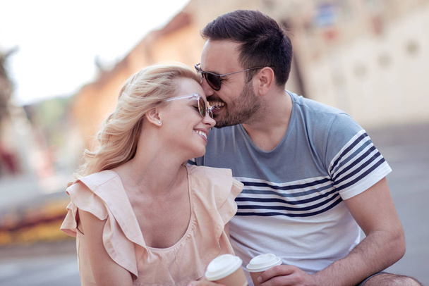 glücklich liebende Paar.fröhliches junges Paar trinkt Coffee to go und hat Spaß im Freien. - Foto, Bild