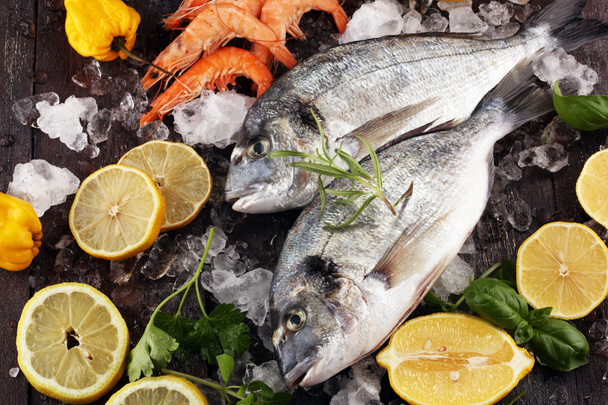 Herkullista tuoretta kalaa. Kala, jossa on aromaattisia yrttejä, mausteita ja vihanneksia - terveellinen ruoka, ruokavalio tai ruoanlaitto
 - Valokuva, kuva