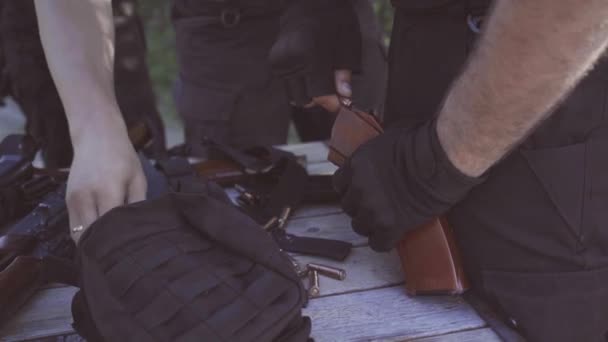 Ochroniarz stawia kul magazynek do karabinu i pistoletu - Materiał filmowy, wideo