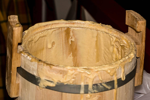 massa de pão de cozinha massa de pizza em um barril de madeira com aros de ferro e alças close-up fundo rústico
 - Foto, Imagem
