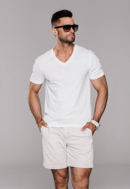 Jóképű férfi nyári ruhát, napszemüveget visel - Fotó, kép