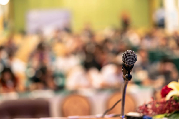 Microfono sulla foto astratta offuscata della sala conferenze o sala seminari con background di pubblico, formazione e concetto di apprendimento
 - Foto, immagini