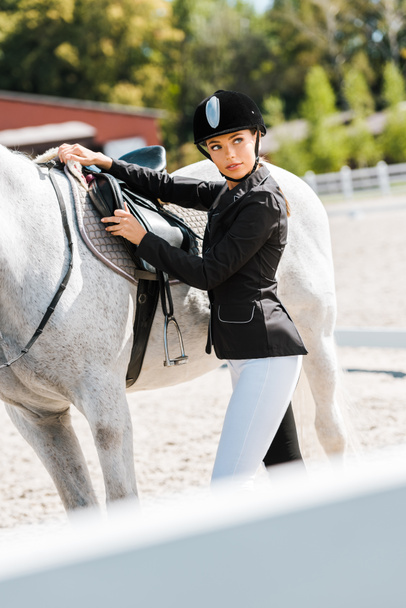 Krásné ženské jezdecké stanovení koňské sedlo na koně klubu - Fotografie, Obrázek
