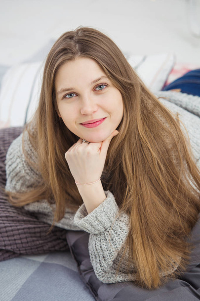 Closeup of pretty smiling woman on bed - Foto, imagen