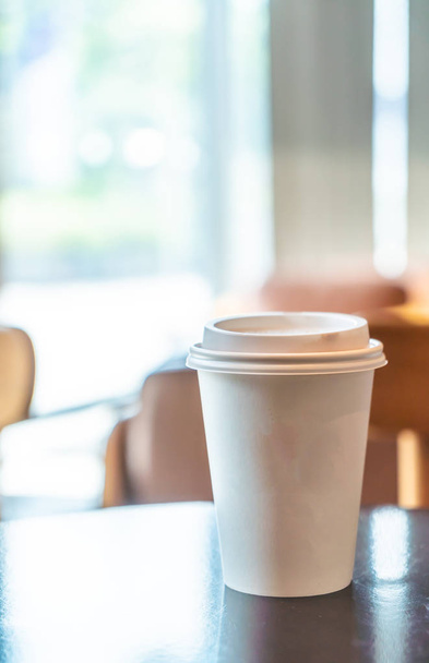 чашка горячей кофейной бумаги в кафе и кафе
 - Фото, изображение