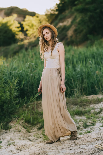attractive elegant girl in dress and straw hat  - Foto, afbeelding