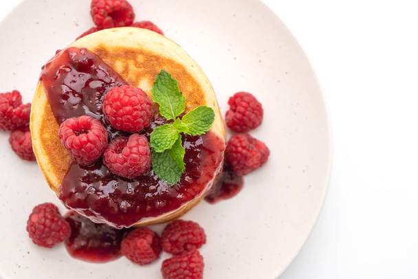 pancake with fresh raspberries and raspberry sauce isolated on white background - Foto, Bild
