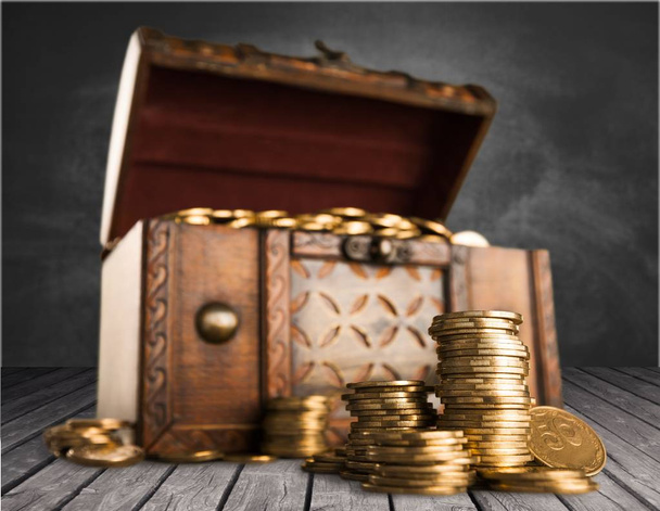 chest with golden coins, Treasure of pirates - Foto, Bild