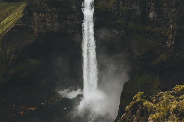 widok na piękny wodospad Haifoss w Islandii - Zdjęcie, obraz